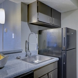 Küche mit Spülbecken und Küchenarmatur aus Edelstahl Spülbecken