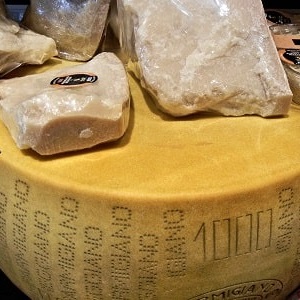 Parmesan Käse gesund Nährstoffe Kalorien ungesund gesundheitschädlich Fett Fettgehalt 1