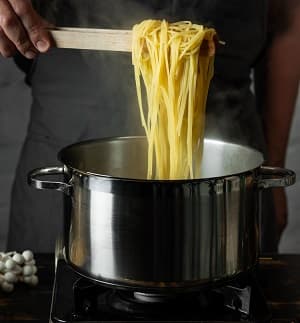 Spaghetti im Kochtopf kochen