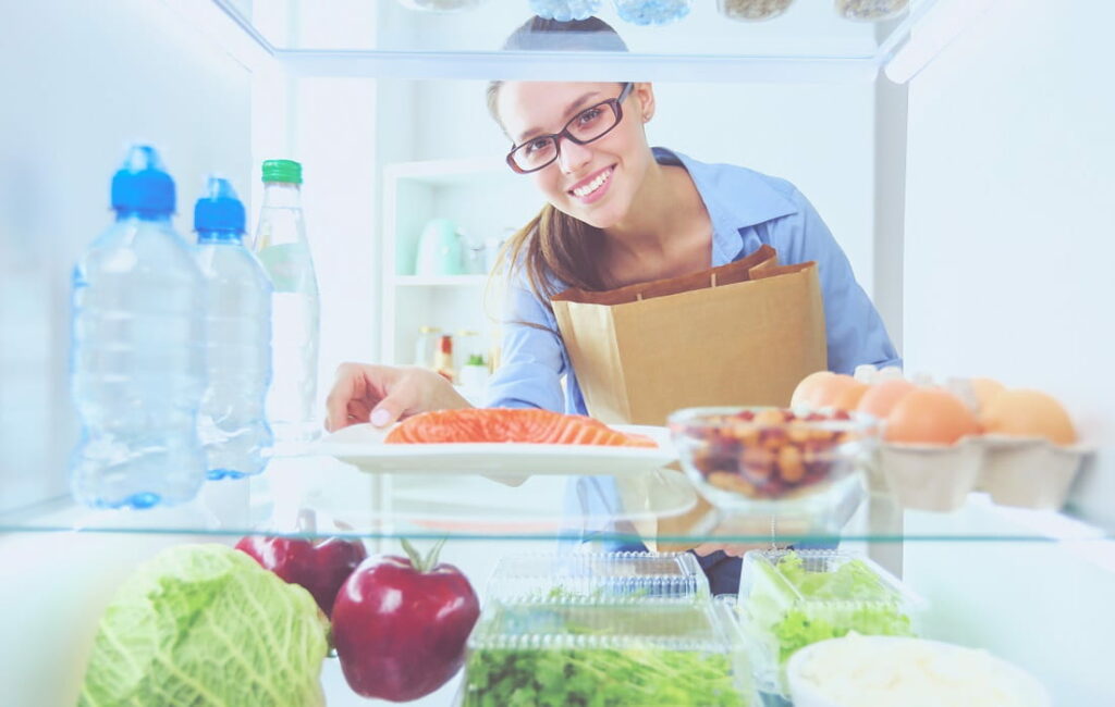 Kühlschrank richtig einräumen-Ordnung-organisieren-sortieren-befüllen-Aufteilung-Fach-Lagerung